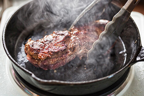 肉料理の鉄板 グレイビーソース とは 簡単な作り方とポイント解説 食 料理 オリーブオイルをひとまわし