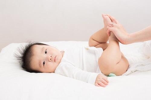 新生児のオムツ替え 足の持ち方は 赤ちゃんのm字脚を守るべし 子育て オリーブオイルをひとまわし