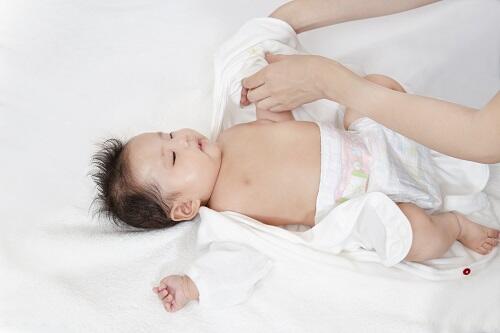 生後4ヶ月の赤ちゃんのお着替え 肌着の着せ方のコツを紹介 子育て オリーブオイルをひとまわし