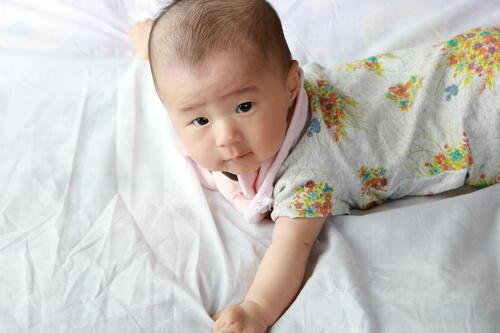 赤ちゃんの寝返り返りはいつ頃から 練習すべき 注意点も交えて解説 子育て オリーブオイルをひとまわし