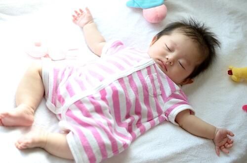 ロンパースを着た赤ちゃんのイメージ写真