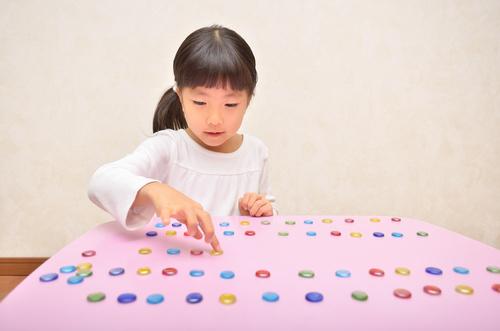 おはじき遊びを親子で楽しもう 遊び方のバリエーションを紹介 子育て オリーブオイルをひとまわし おはじき遊びを親子で楽しもう 遊び方のバリエーションを紹介 子育て オリーブオイルをひとまわし