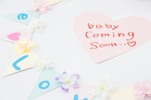 「baby coming soon」の文字が写った写真