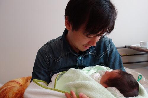 新生児の抱き方のキホンとその注意点を解説 どんな前準備が必要 子育て オリーブオイルをひとまわし