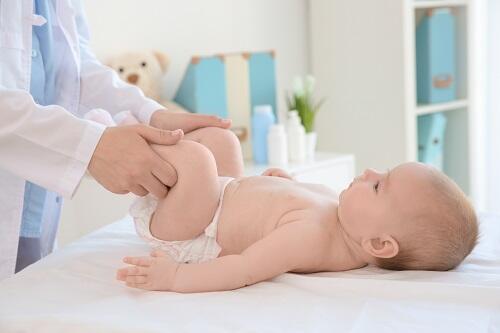 新生児のオムツ替え 足の持ち方は 赤ちゃんのm字脚を守るべし 子育て オリーブオイルをひとまわし