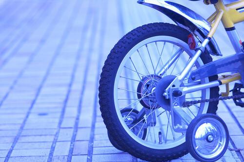 子ども用の自転車の補助輪の写真