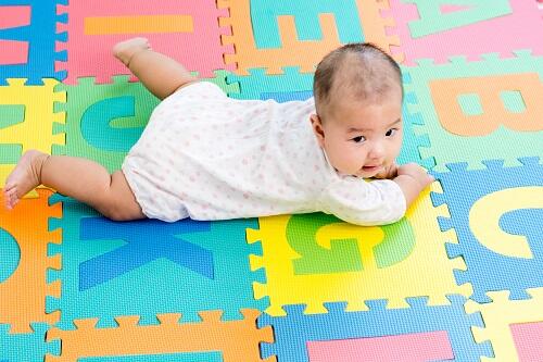 フローリングの床には赤ちゃんのためにマットを オススメの理由は 子育て オリーブオイルをひとまわし