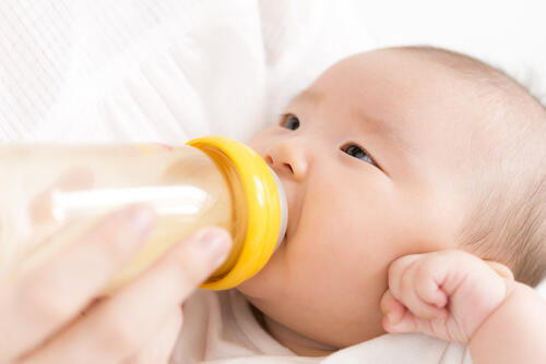 赤ちゃんがうなるのが心配 うなる原因と対処法を紹介 子育て オリーブオイルをひとまわし