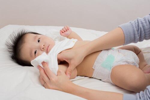 生後4ヶ月の赤ちゃんのお着替え 肌着の着せ方のコツを紹介 子育て オリーブオイルをひとまわし 生後4ヶ月の赤ちゃんのお着替え 肌着の着せ方のコツを紹介 子育て オリーブオイルをひとまわし