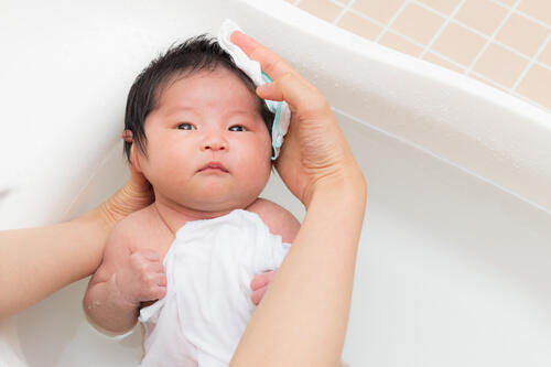 赤ちゃんの沐浴の仕方とは 基本の洗い方からケア方法まで解説 子育て オリーブオイルをひとまわし