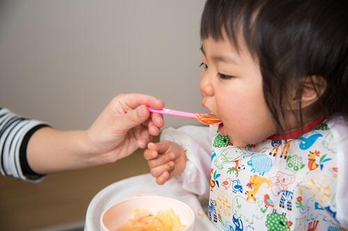 手づかみ食べしない原因を解説 原因別に対処方法も紹介 子育て オリーブオイルをひとまわし