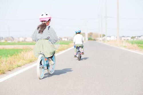 自転車でお出かけする子ども（きょうだい）の写真