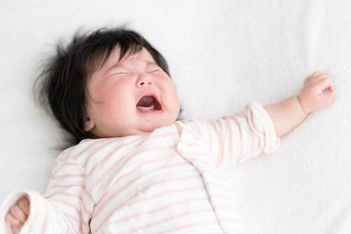 泣いている女の赤ちゃんの写真