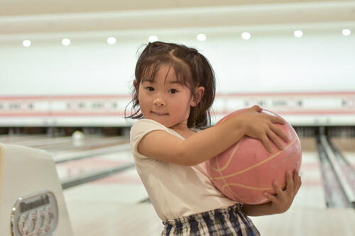 ボウリングを子どもと楽しみたい 何歳からできる 楽しむコツは 子育て オリーブオイルをひとまわし