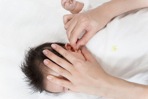 赤ちゃんの耳垢掃除の方法は 正しいケアでお耳の健康を守ろう 子育て オリーブオイルをひとまわし