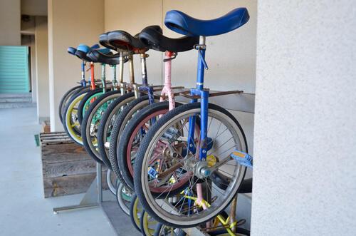 スタンドに掛けられた一輪車の写真