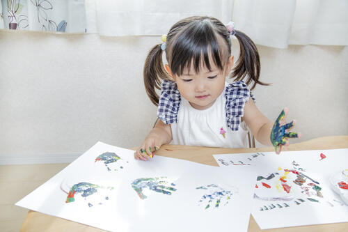 手形アートを敬老の日の贈り物にしよう 作り方とアイデアを紹介 子育て オリーブオイルをひとまわし 手形アートを敬老の日の贈り物にしよう 作り方とアイデアを紹介 子育て オリーブオイルをひとまわし