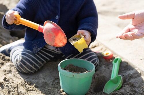 砂場で遊んでいる子どもの写真