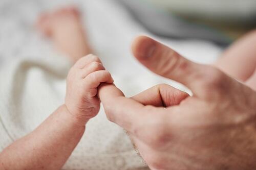 親の指を握る赤ちゃんの手の写真