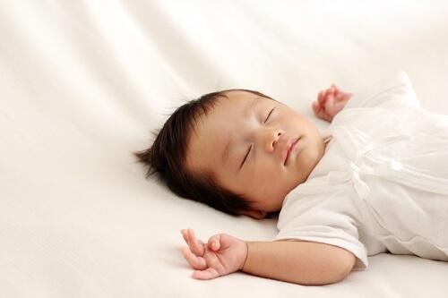 心地よさそうに眠っている赤ちゃんの写真
