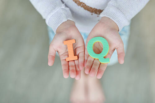 子どもの手のひらと「IQ」の文字の写真