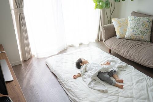 狭い寝室でどう赤ちゃんと添い寝する？おすすめレイアウトとは。 子育て オリーブオイルをひとまわし