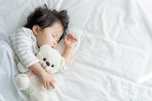 すやすや眠っている赤ちゃんの写真