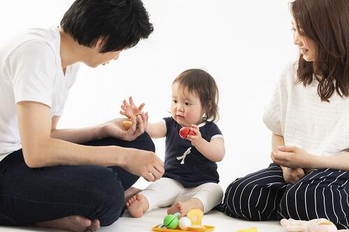 パパやママと遊んでいる子どもの写真