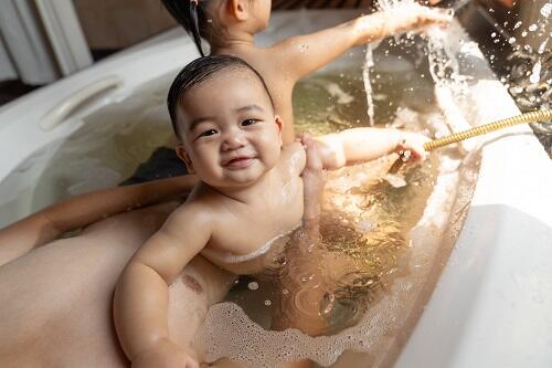 赤ちゃんのお風呂デビュー どこでどうやって洗えばいいの 子育て オリーブオイルをひとまわし
