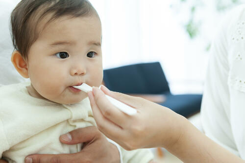 赤ちゃんの歯磨きは生え始めが肝心 ガーゼを使う嫌がらない歯磨き術 子育て オリーブオイルをひとまわし