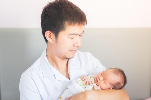 新生児の抱き方の注意点を紹介 抱っこが得意なパパになろう 子育て オリーブオイルをひとまわし