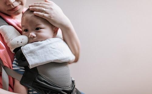 新生児にスリングを使う際の疑問を解消 メリットは 注意点は 子育て オリーブオイルをひとまわし