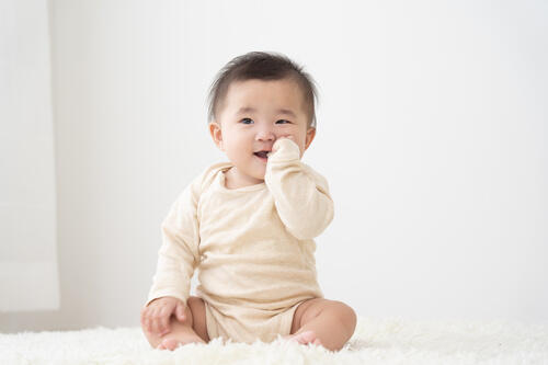 赤ちゃんの指しゃぶりはよくないの 指しゃぶりの意味や対処法を紹介 子育て オリーブオイルをひとまわし