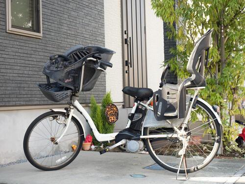 チャイルドシートを搭載した電動アシスト付き自転車の写真