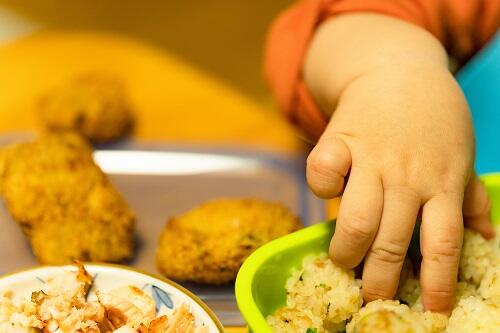 手づかみ食べしない原因を解説 原因別に対処方法も紹介 子育て オリーブオイルをひとまわし