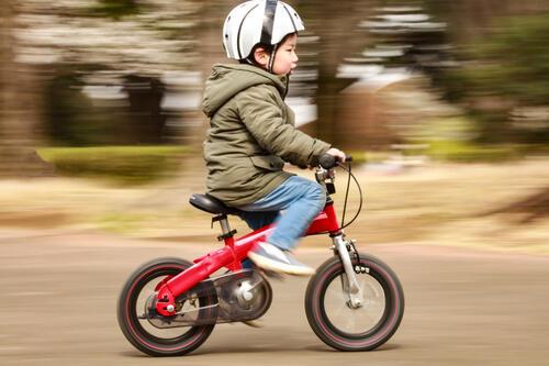自転車の練習をしている子どもの写真