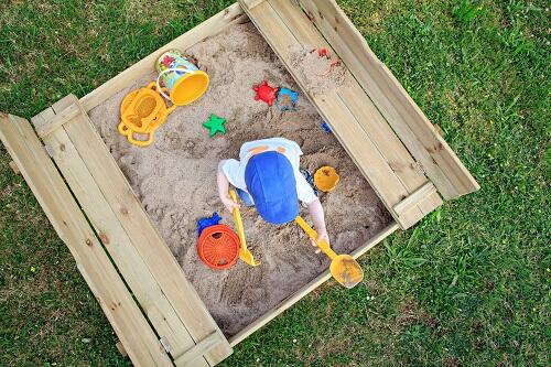 手作り砂場で遊ぶ子どもの写真