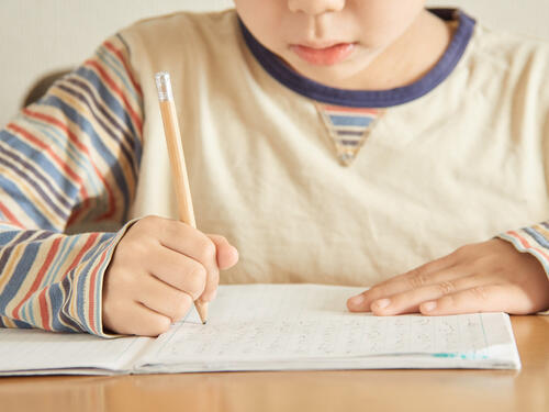 子どもが自分で片付けられる！教科書の簡単収納術