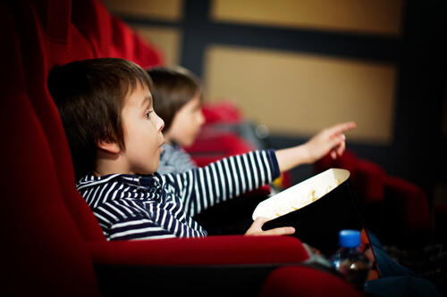 夏休みは子供と映画！年齢別に使えるサービスや映画の選び方をご紹介