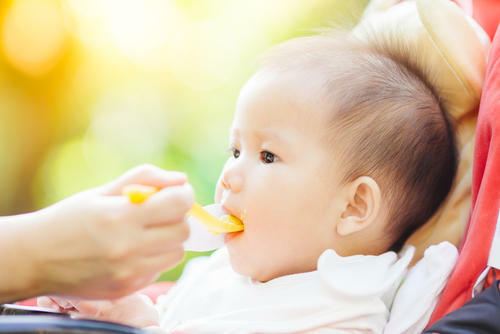 食べこぼしの悩み解決！便利な食べこぼしマットって？