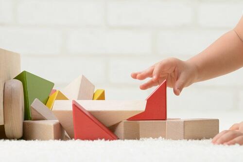 赤ちゃん期から「積み木」でできる！賢く知育に生かす遊び方3選