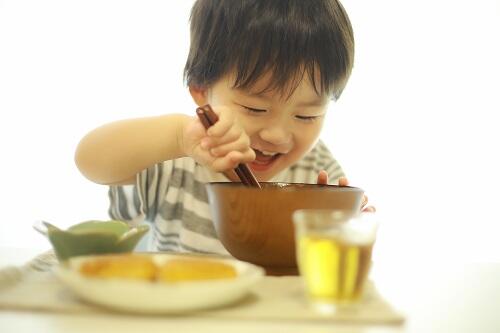 保育士直伝「テーブルの食べこぼし掃除はこれだけ」楽するアイデアとは