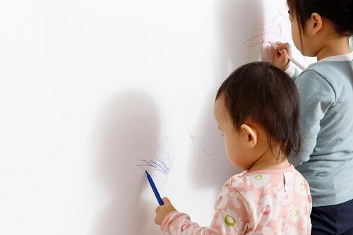 落ちなかった 壁の落書き ボールペン 色鉛筆 水性ペン 対処法 子育て オリーブオイルをひとまわし