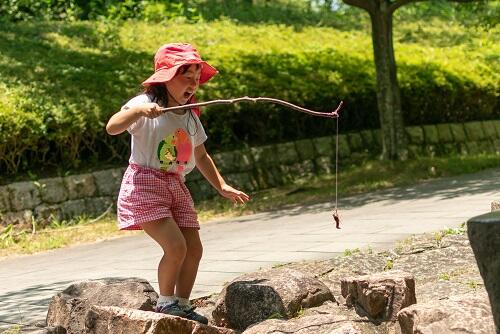 お手軽レジャー 子どもとザリガニ釣りに挑戦 釣り方のコツを紹介 子育て オリーブオイルをひとまわし