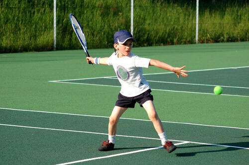 子どもの習い事にテニスが人気急上昇中！何歳から？費用は？徹底解説！
