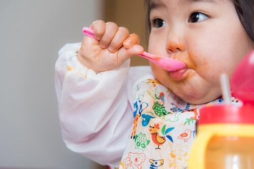 子どもの食べこぼしが「落ちなくなってしまう」NGな行動と正しい対処法