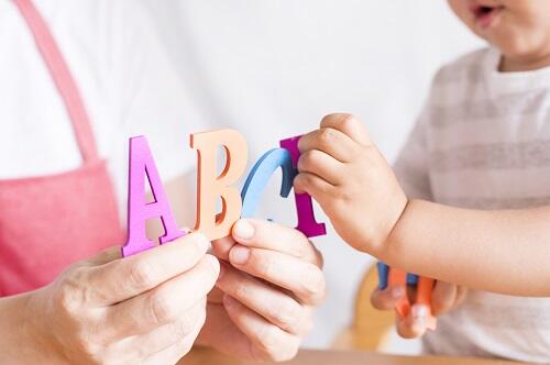 幼児から始めるべき？英語教室のギモン。費用や選び方を詳しく解説