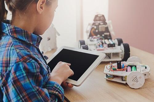 STEM（ステム）教育とは？AI社会の子ども達の必須スキルを育成