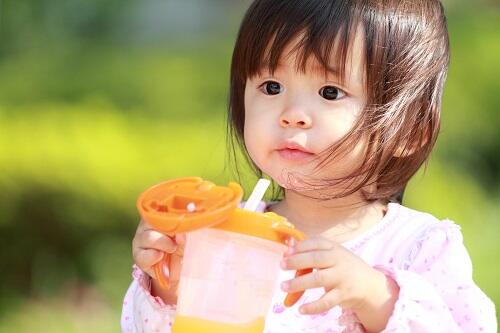 ストローで飲み物を飲まない子どもに おすすめの練習を紹介 子育て オリーブオイルをひとまわし