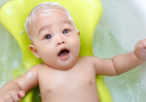 毎日洗うのが鉄則 赤ちゃんのシャンプーのやり方を解説 子育て オリーブオイルをひとまわし